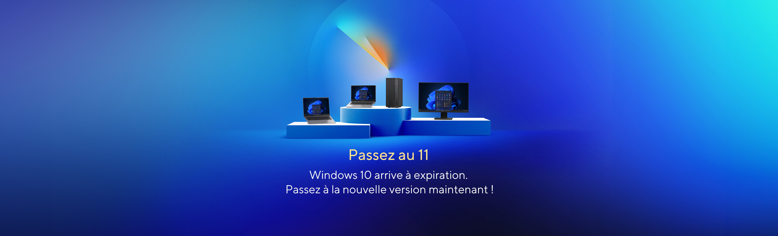 Passez au 11. Windows 10 arrive à expiration. Passez à la nouvelle version maintenant ! Fond bleu dégradé avec podiums. PC portable (suspendu et ouvert), PC portable + PC de bureau, et écran, tous sous Windows 11