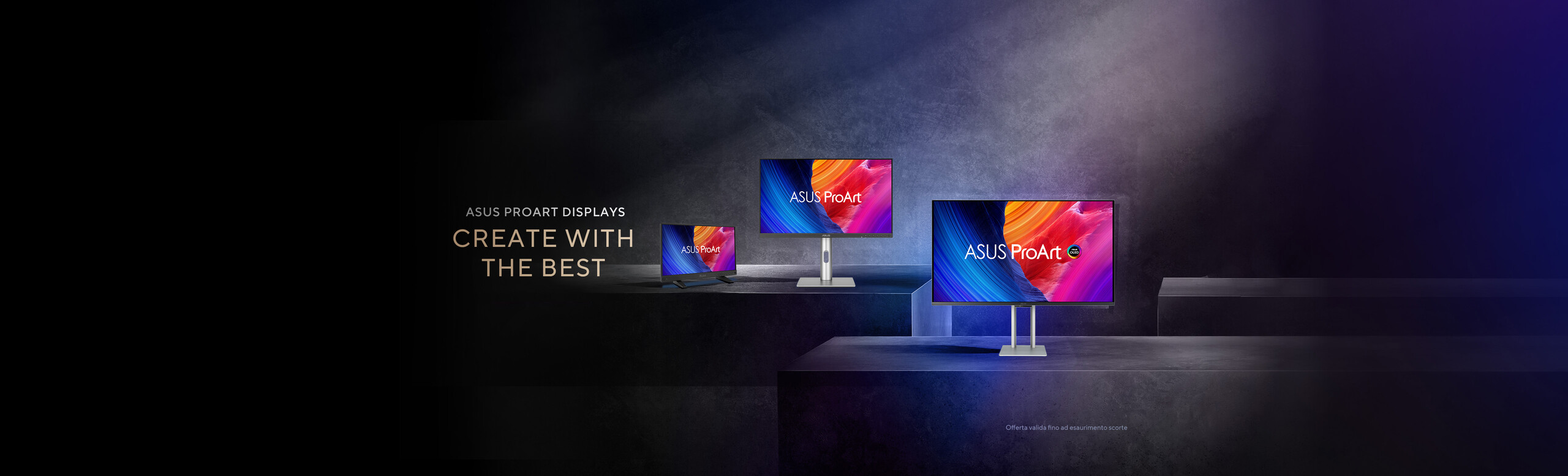 Nell'immagine i principali monitor della linea ASUS ProArt messi su dei piedistalli che fanno da espositore. L'immagine è scura e molto contrastata e monitor professionali sembrano come delle opere d'arte in bella mostra