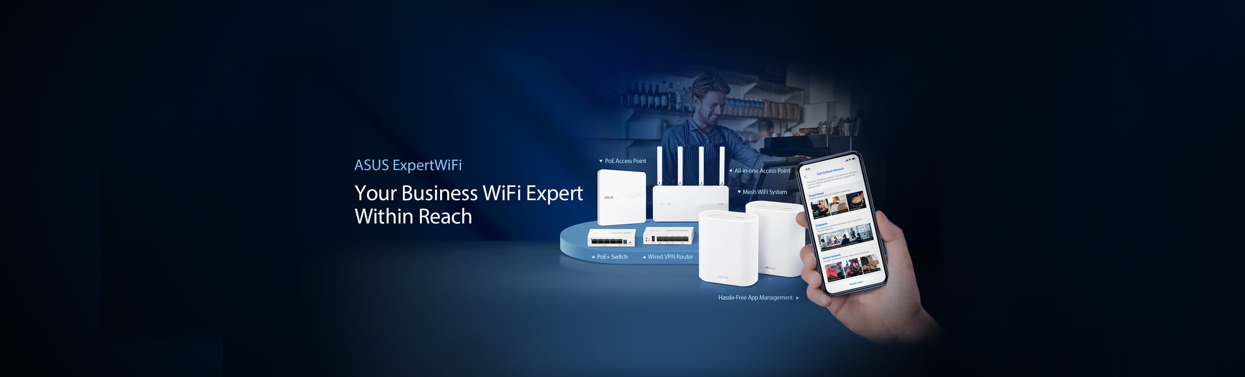 L'immagine mostra la linea networking ASUS ExpertWiFi in un bar con una mano che tiene un telefono che mostra l'interfaccia utente dell'app ExpertWiFi. In ordine compaiono da sinistra: EBA63 PoE AP, EBR63 AP all-in-one. Davanti: switch EBP15 POE+, router VPN cablato EBG15 e due sistemi WiFi mesh EBM68.