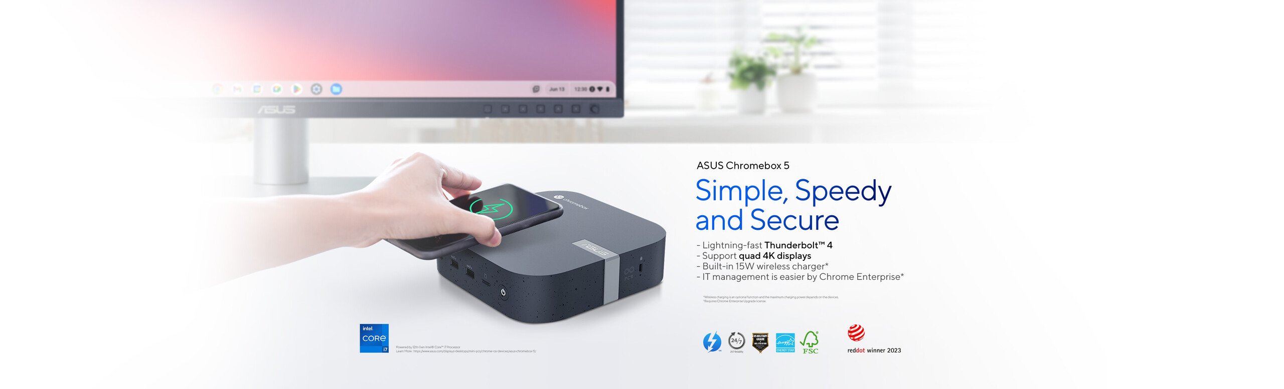 L'immagine mostra un ASUS Chromebox 5 su una scrivania con uno smartphones in avvicinamento per sfruttare la funzione di ricarica wireless e sullo sfondo un monitor
