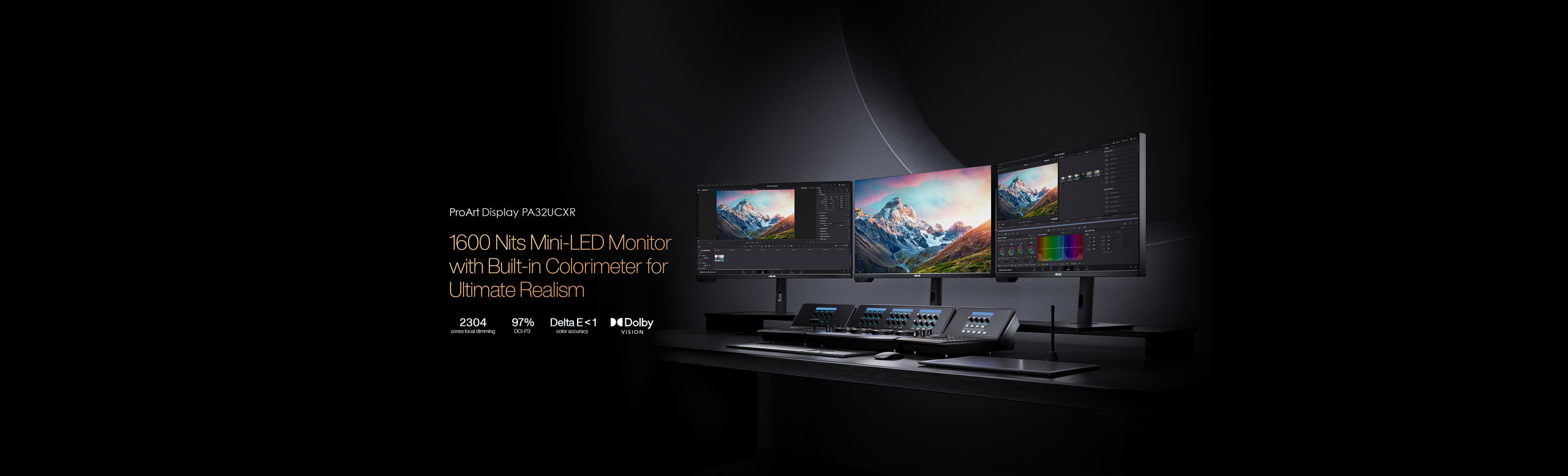 L'immagine mostra una postazione di video editing con tre monitor professionale ProArt Display PA32UCXR ed una console di regia