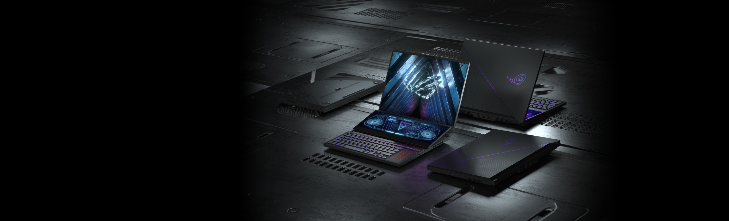 Laptop ROG-Zephyrus-Duo deschis cu fata si rotit spre stanga si un laptop Zephyrus-Duo deschis cu spatele, vazute din unghi diagona, asezate pe suport gri, industrial
