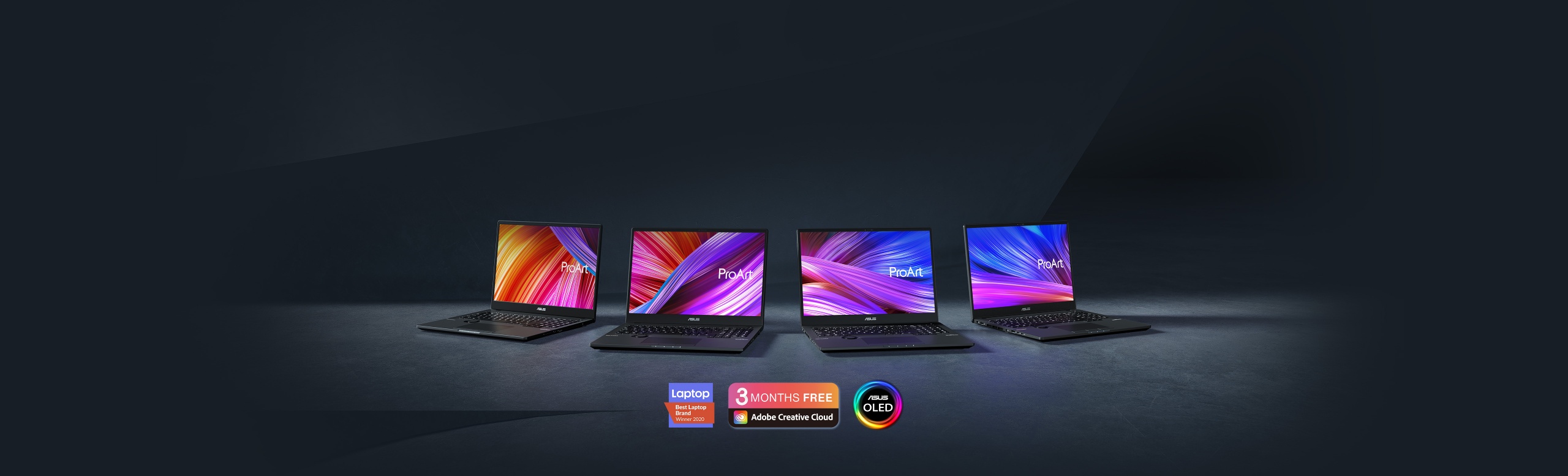 Serie de 4 laptopuri ASUS ProArt dispuse in semicerc cu imagini vibrante pe ecran, totul pe un fundal gri inchis.
