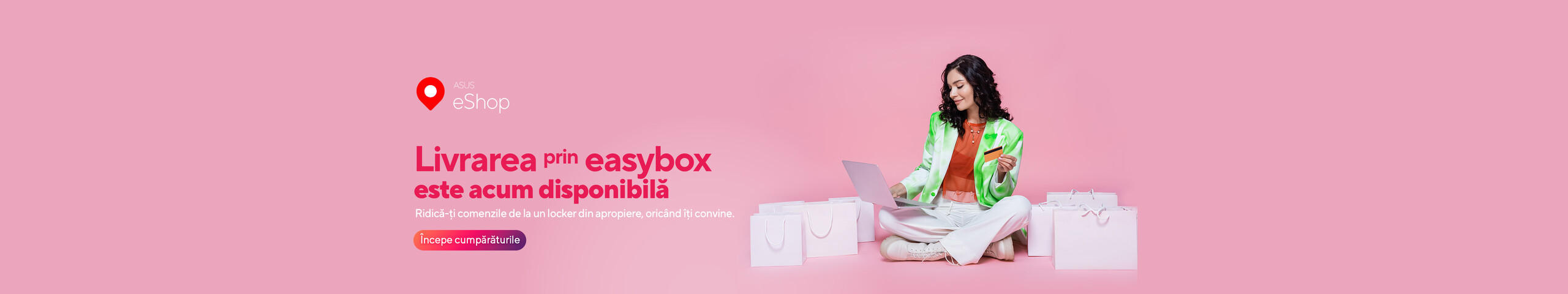 Livrare la easybox, bannerul pe fundal roz, iar in cadru o femeie asezata cu laptopul pe picioare, si cardul in mana,nconjurata de pungi albe, incantata de cumparaturi