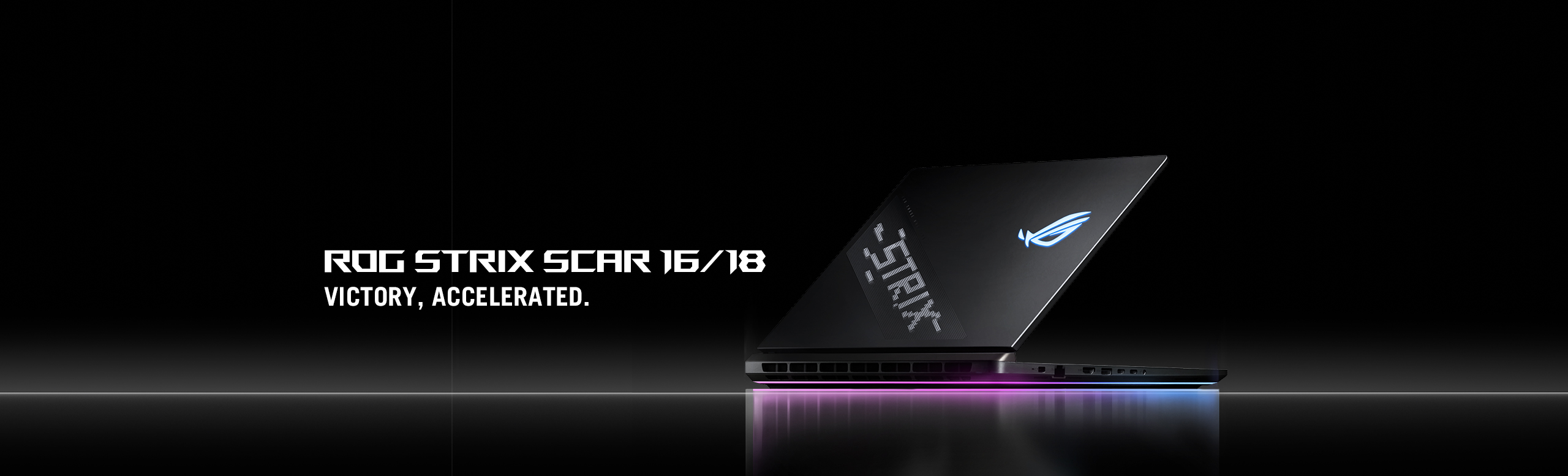 ROG Strix Scar 16/18 Gaming laptop prikazan u tamnom prostoru od pozadi sa vidljivim ROG logotipom i led ekranom na poledjini i gradijentnim rozim i plavim svetlima