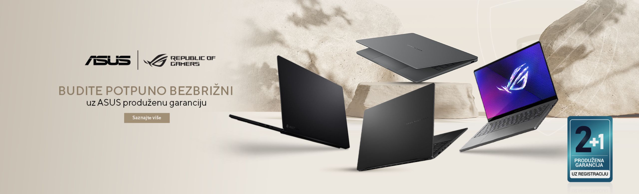 ASUS i ROG laptopovi naslonjeni na kamenje stoje otvoreni iz različitih uglova sa stikerom 2+1 godina produžene garancije